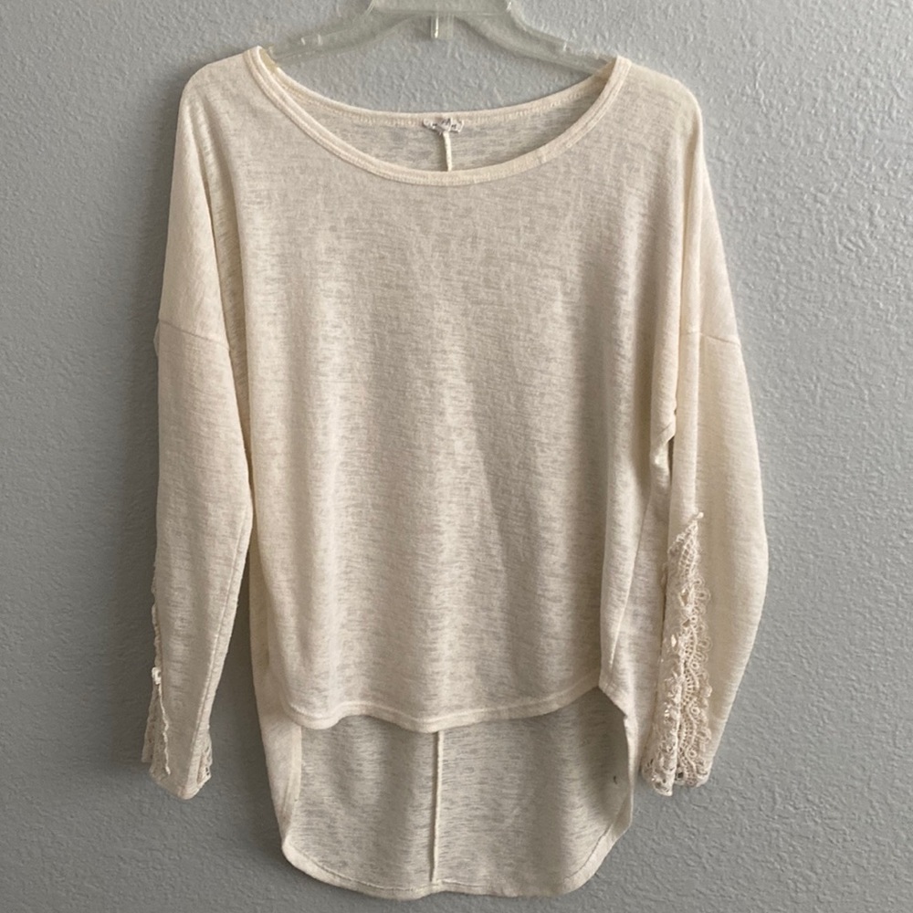 Cute top w/embroidered sleeves